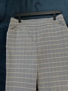 Worthington Gold, Black  & White Houndstooth pull on ankle pants, size M.